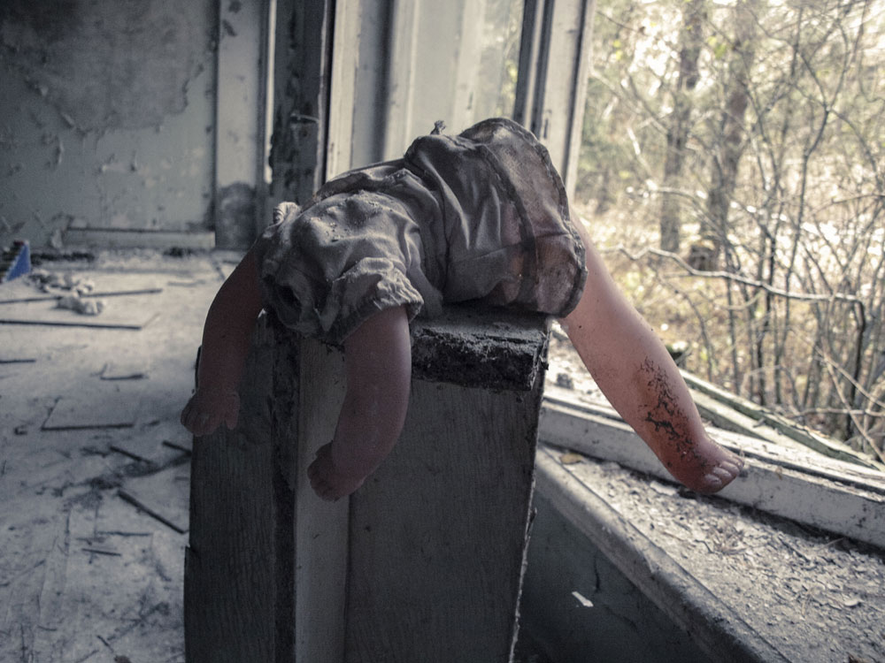 Kindergarten Prypjat - Puppe auf Holzklotz