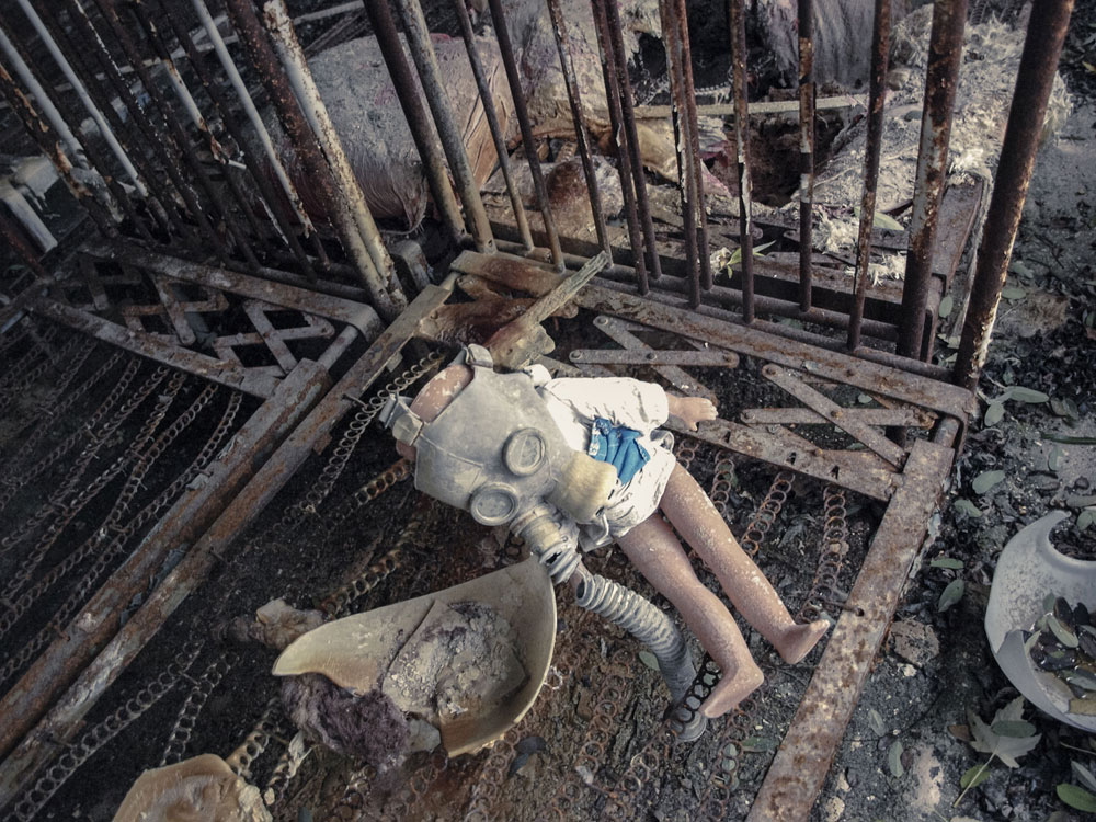 Kindergarten Prypjat - Puppe mit Gasmaske auf Bett