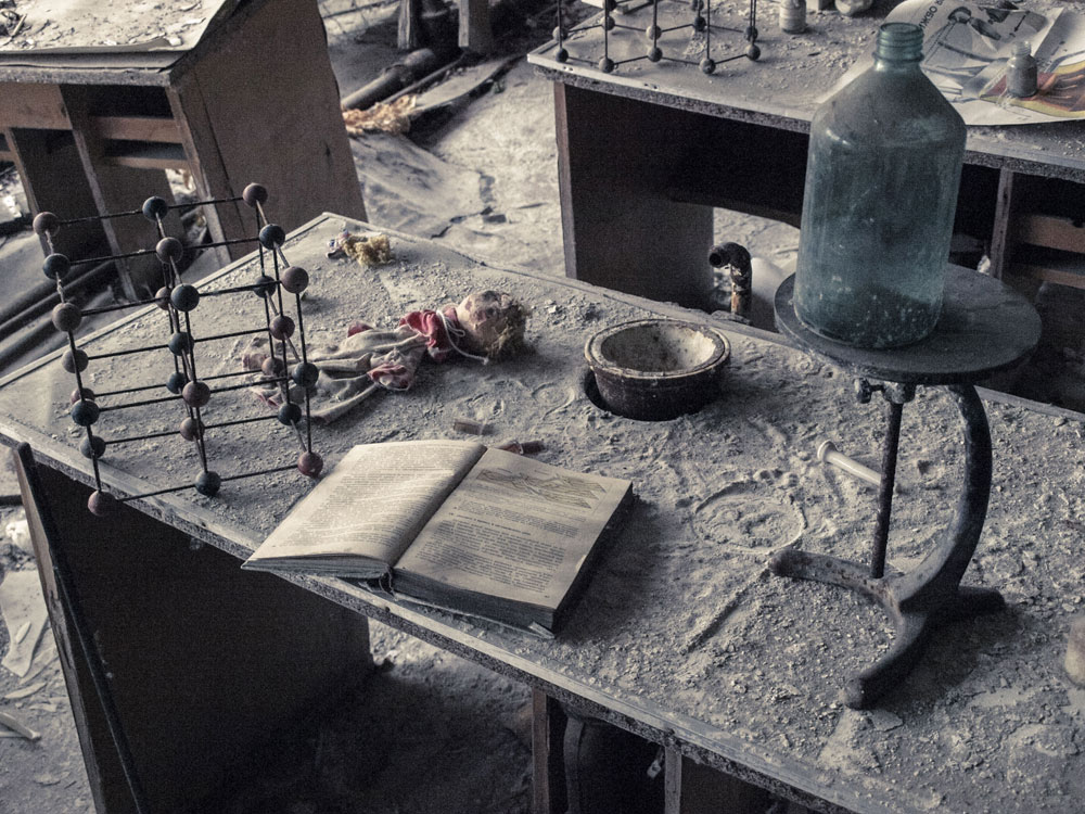 Schule - Chemieraum Schultisch