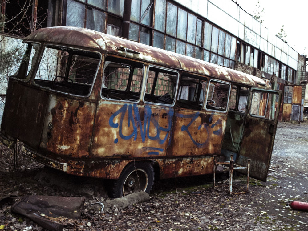 Jupiter-Fabrik - Bus vor Produktionshalle