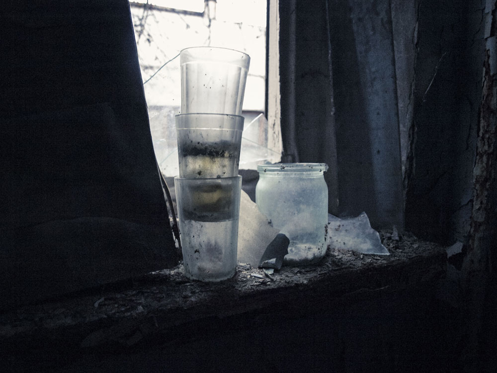 Jupiter-Fabrik - Gläser auf Fensterbank