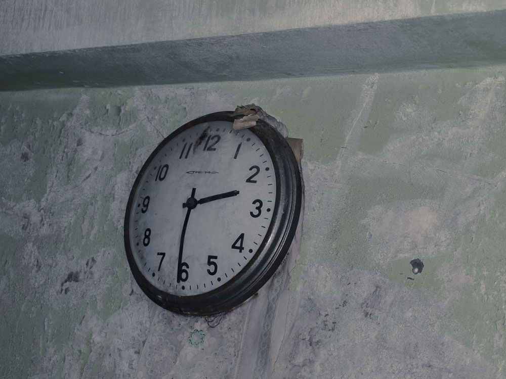 Jupiter-Fabrik - Stehengebliebene Uhr