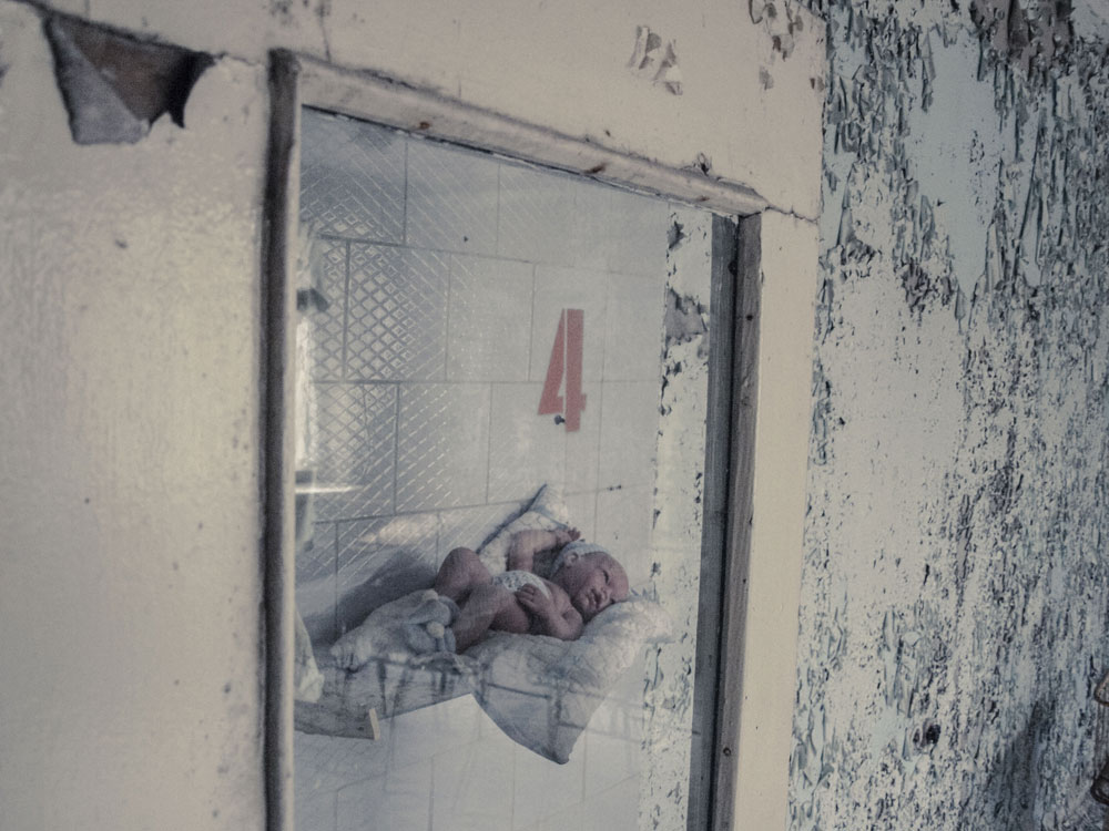 Krankenhaus - Puppe hinter Tür