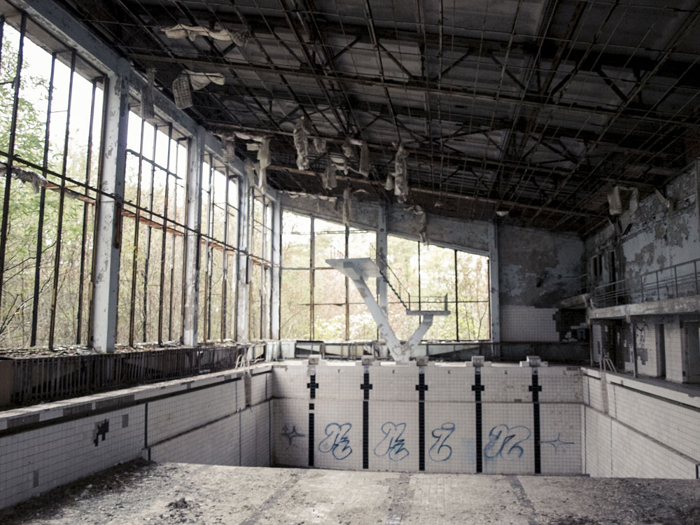 Schwimmbad - Becken und Sprungturm