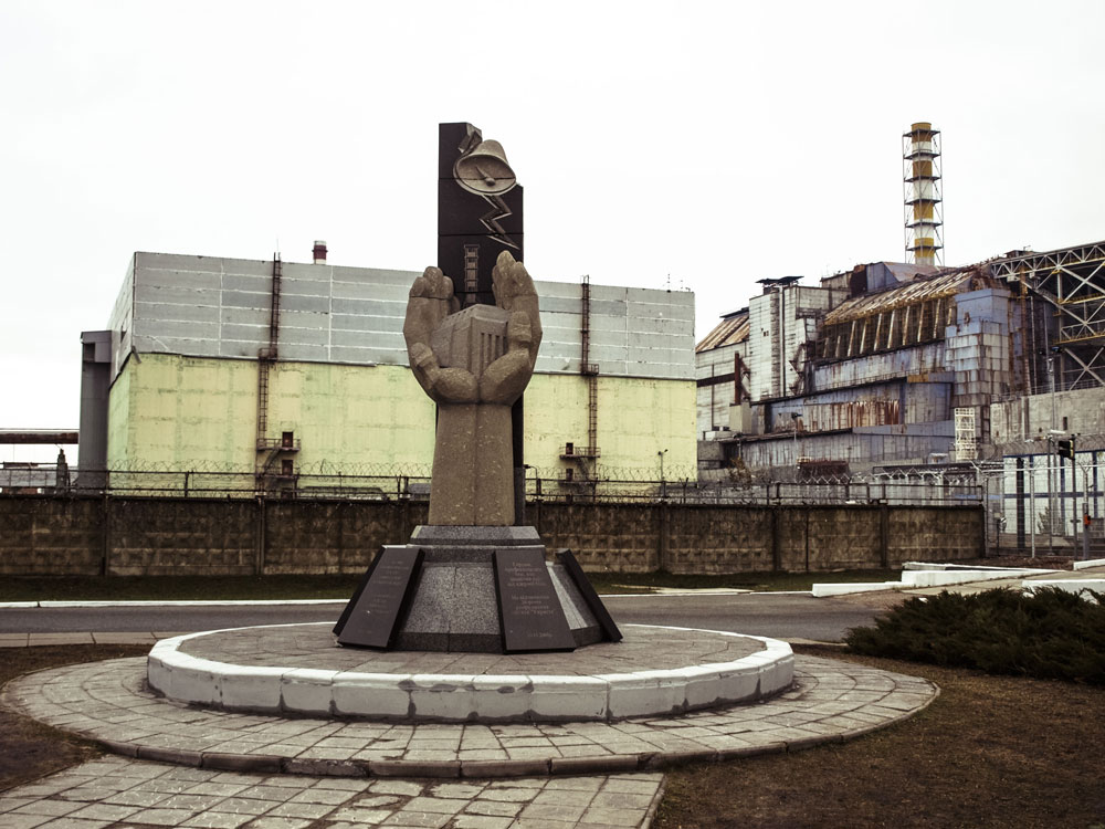 bei Prypjat - Reaktor und Gedenkfigur